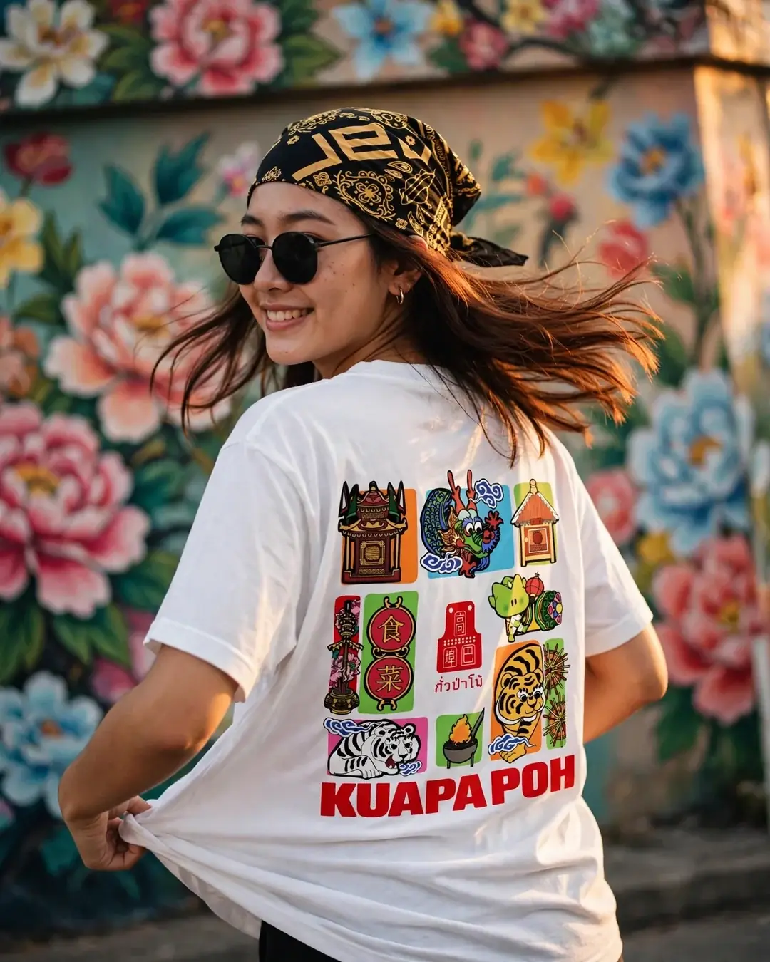 หญิงสาวใส่เสื้อเทศกาลกินผักกั่วป่าโพ้ หันหลังยิ้มหน้ากำแพงภาพวาดดอกไม้